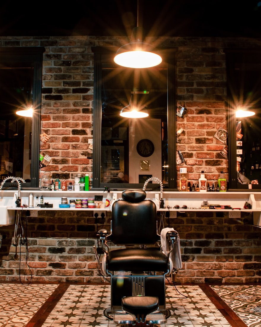 L'interno del barbershop: tre poltrone davanti agli specchi