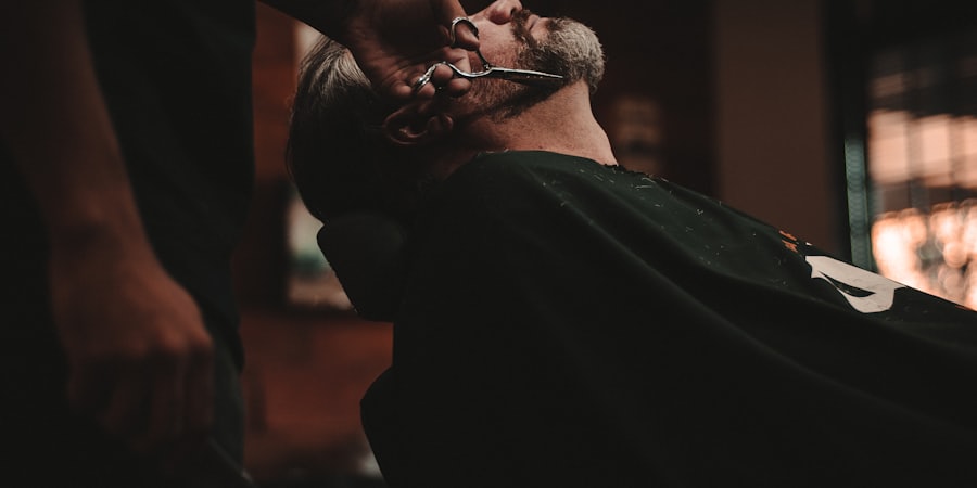 Rifinitura della barba con forbici