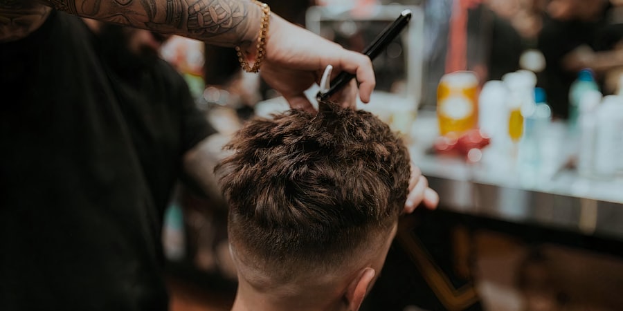 Barbiere durante un taglio di capelli